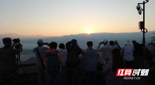 启兴网 湖南新宁：沪上光影绘崀山 日出丹霞入镜来